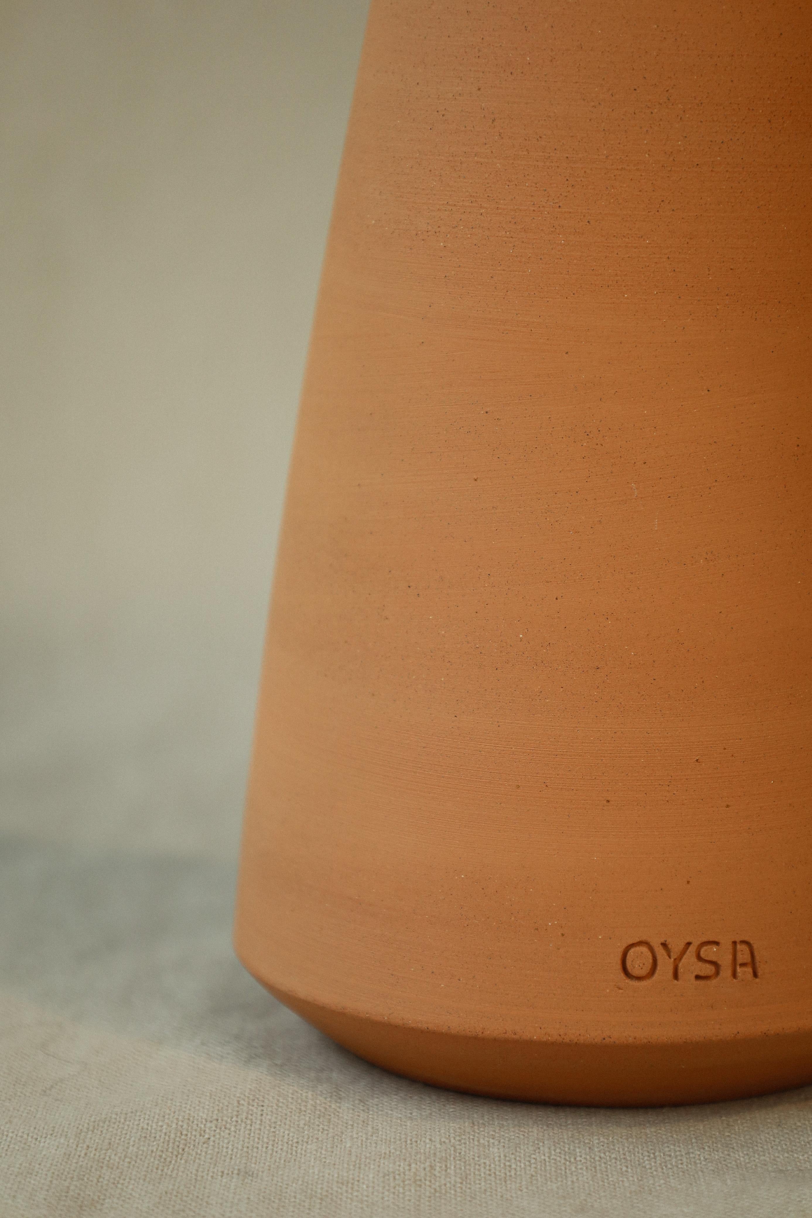 قارورة الطين أويسا × ترى – مصنوعة يدويًا من الفخار التقليدي