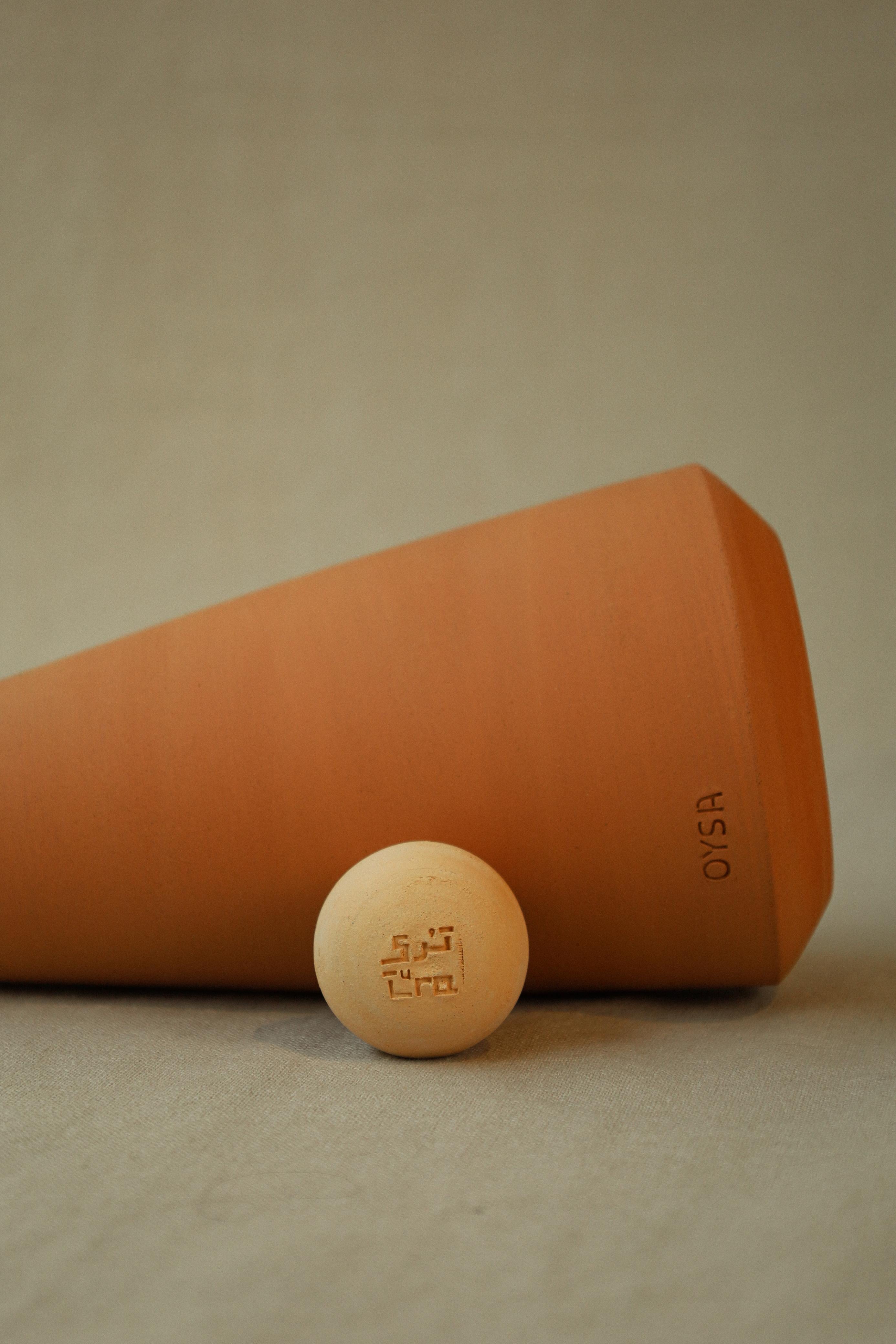 قارورة الطين أويسا × ترى – مصنوعة يدويًا من الفخار التقليدي