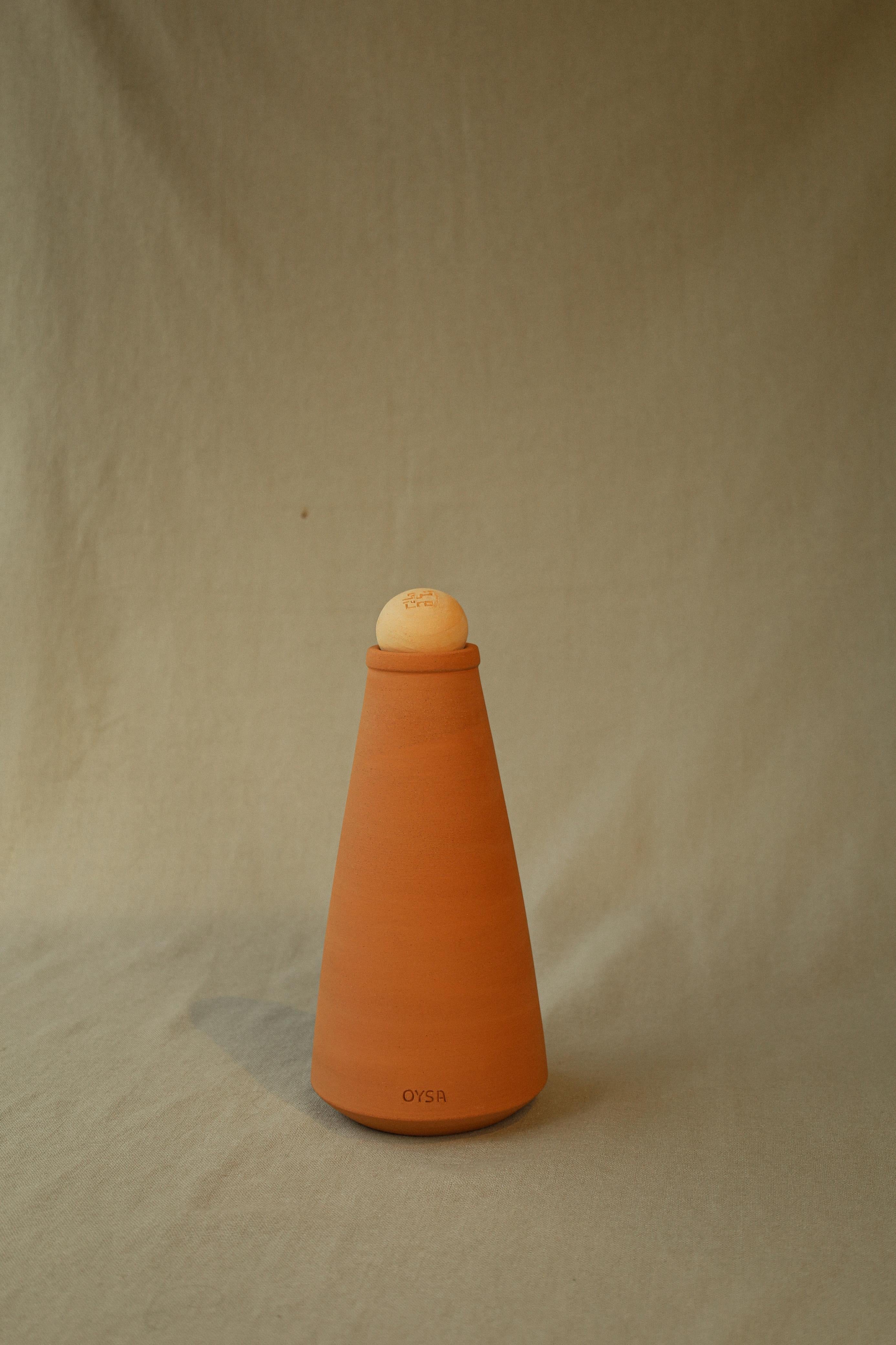 قارورة الطين أويسا × ترى – مصنوعة يدويًا من الفخار التقليدي