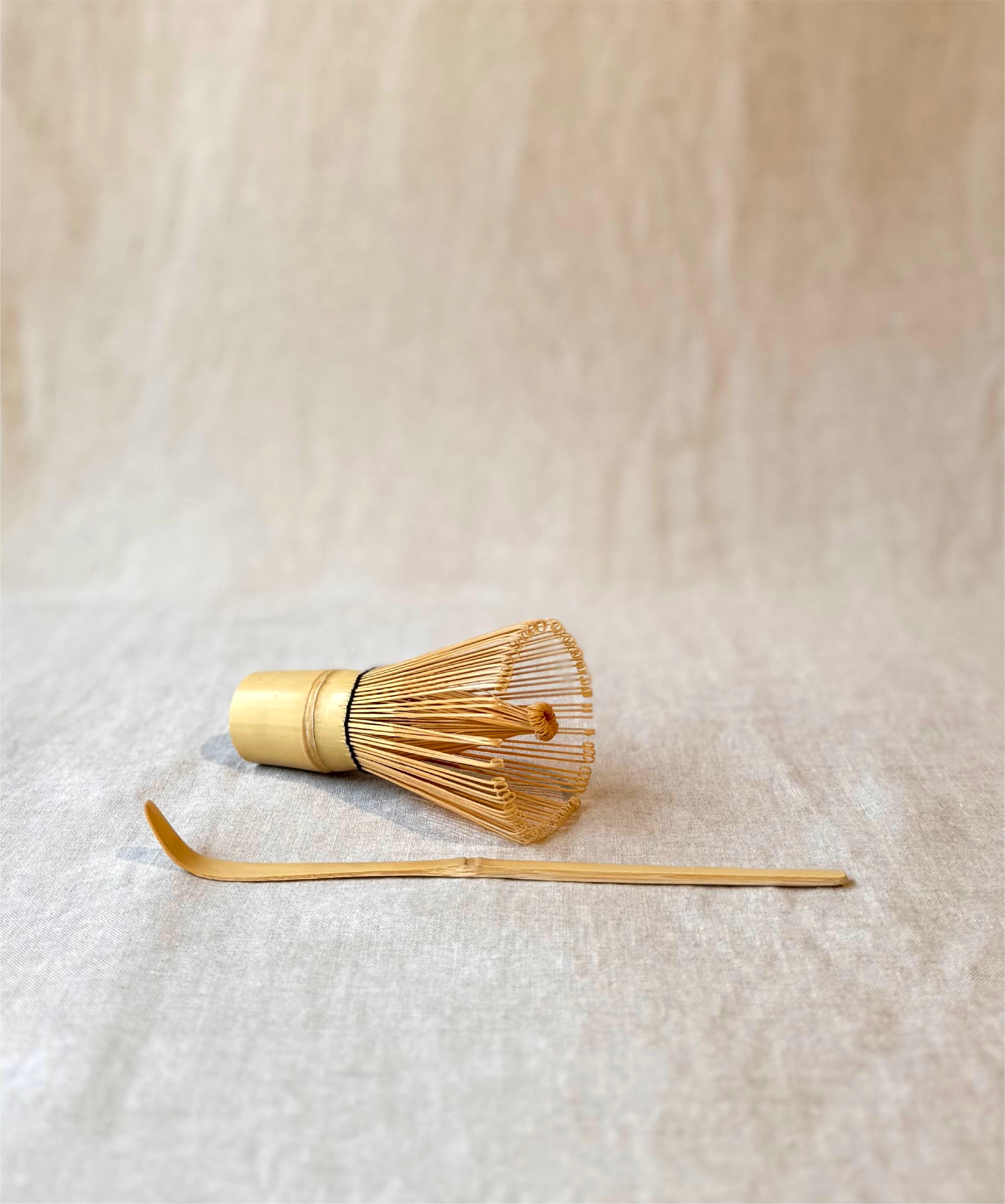 خفاقة الماتشا وملعقة الخيزران